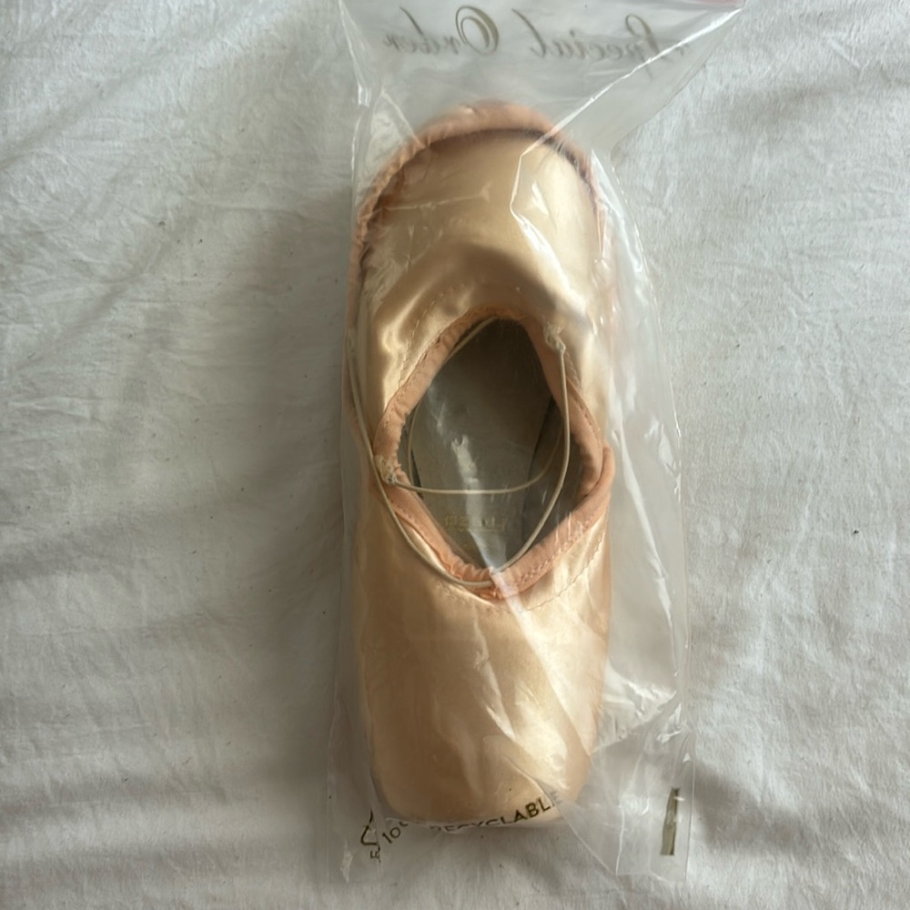 Freed of London pointe shoes, size 6 XXX heel pin